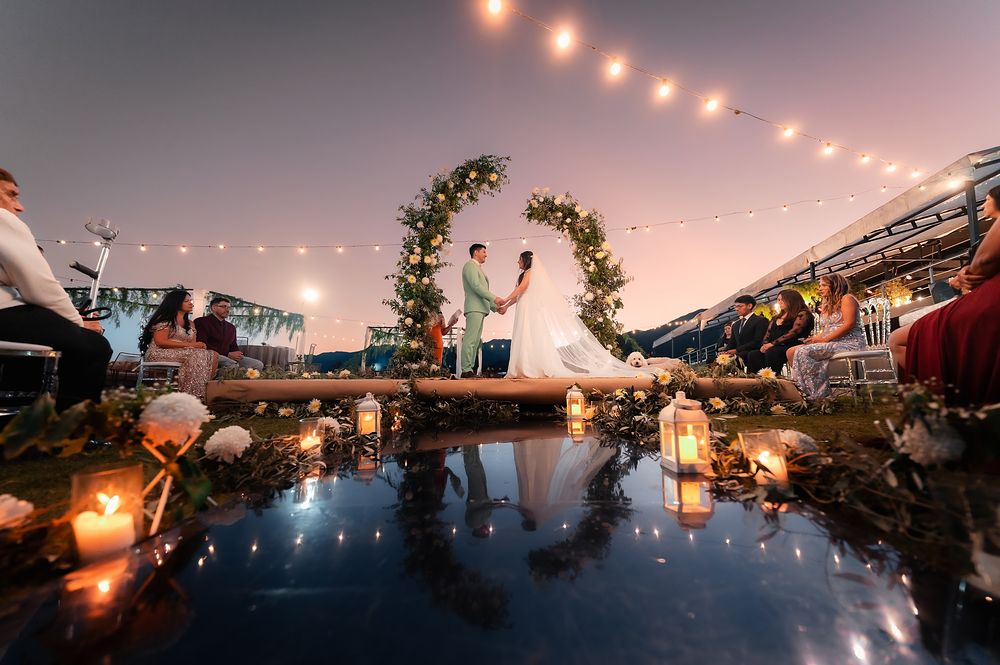 Ceremonia de noche junto al espejo de agua