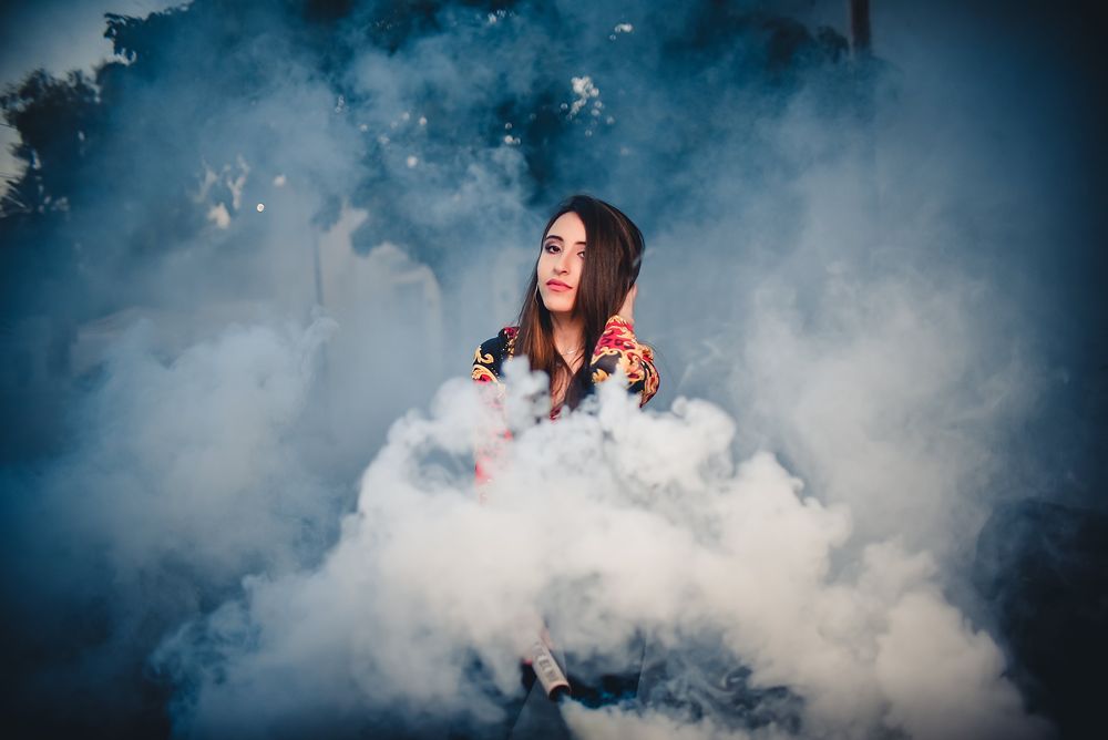Quinceañera entre humo de colores