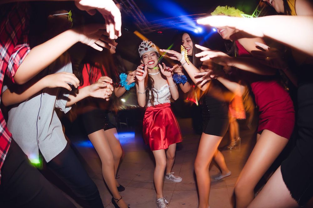 Amigas bailando en la pista