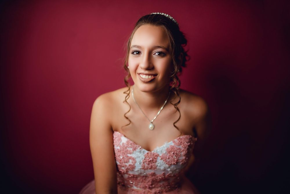 Retrato de quinceañera con vestido rosa