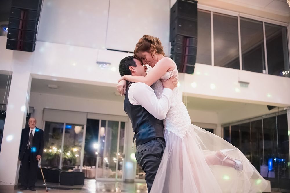 El novio levanta a la novia en el baile