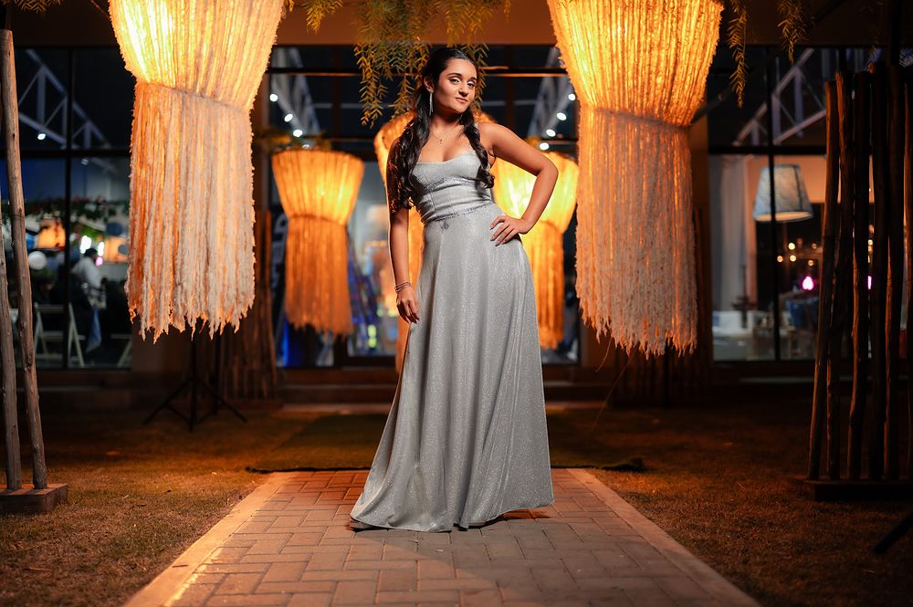 Quinceañera posando en la entrada del salón