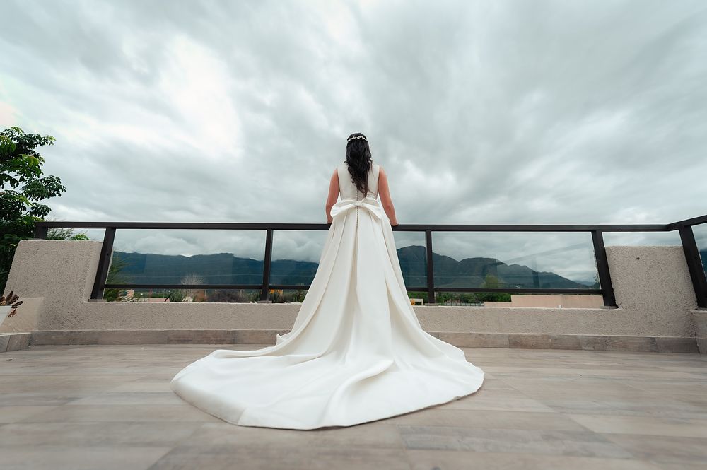 Novia de espaldas mirando las montañas