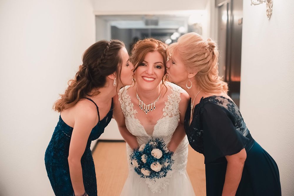 Novia recibiendo besos de su familia