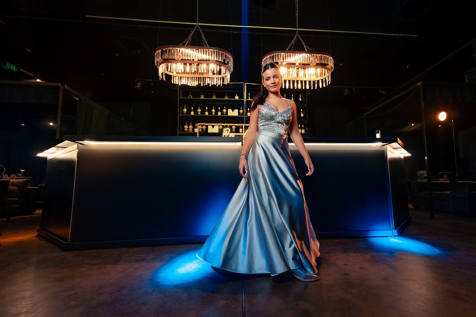 Quinceañera con vestido azul en el salón